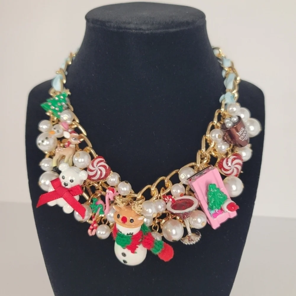 ❄️ Betsey Johnson Christmas necklace and matching earrings set ❄️